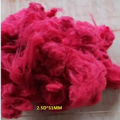 μη συνεχείς ίνες πολυεστέρα χρώματος 2.5Dtex*51mm στερεές φωτεινές κόκκινες ανακυκλωμένες για το υλικό πλήρωσης, μη υφανθε'ν ύφασμα, νηματοποίηση