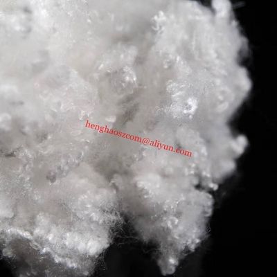 ίνα πολυεστέρα 7Dx64mm κοίλη κλιμένη Siliconized για την πλήρωση των κλινοστρωμνών και των επίπλων